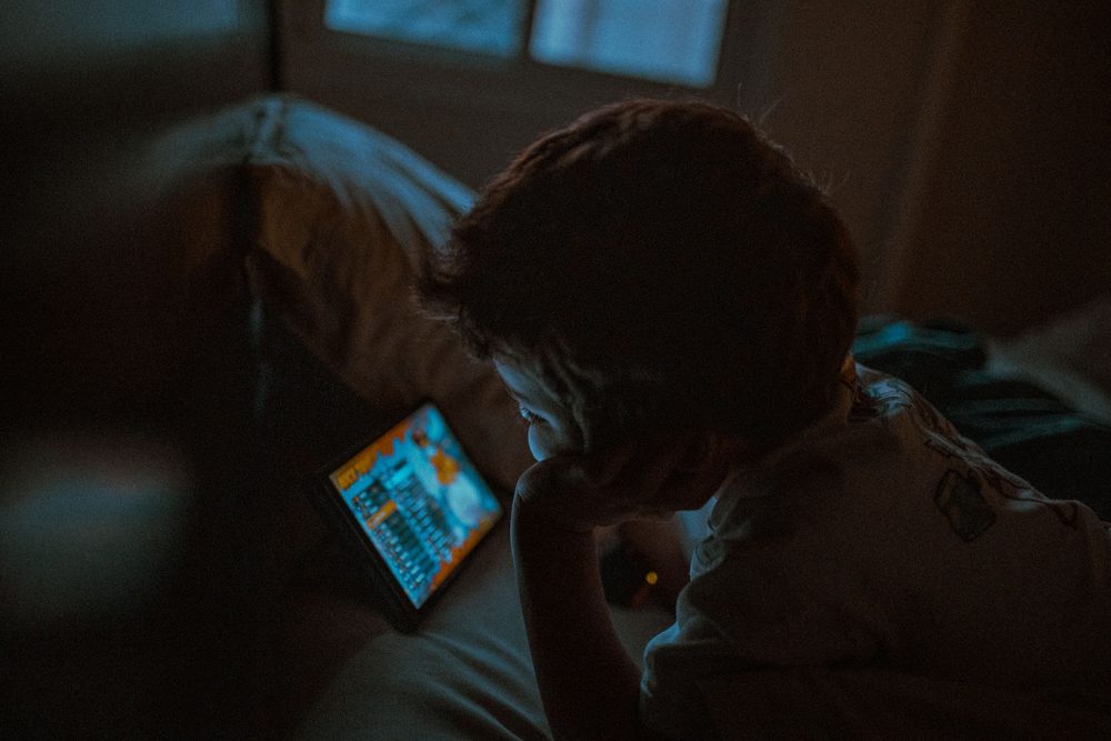 kisgyerek szülővel együtt néz mesét tableten