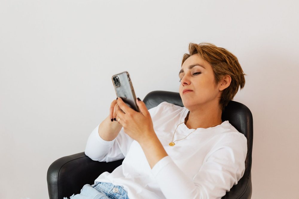 Nő gyanakodva néz a párja telefonjára