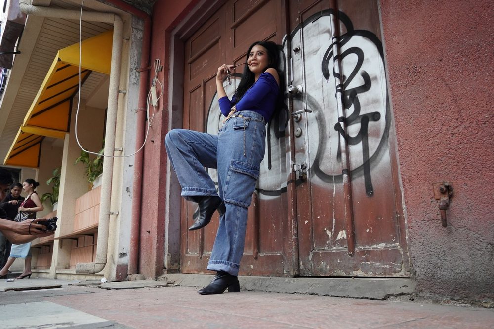 Nő bootcut fazonú farmerben, amely kiegyensúlyozza a csípő és a vállvonalat